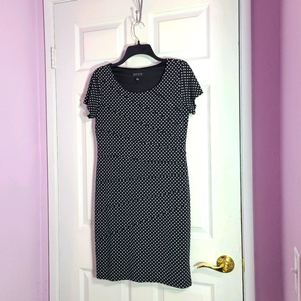 Black art white polka-dot dress